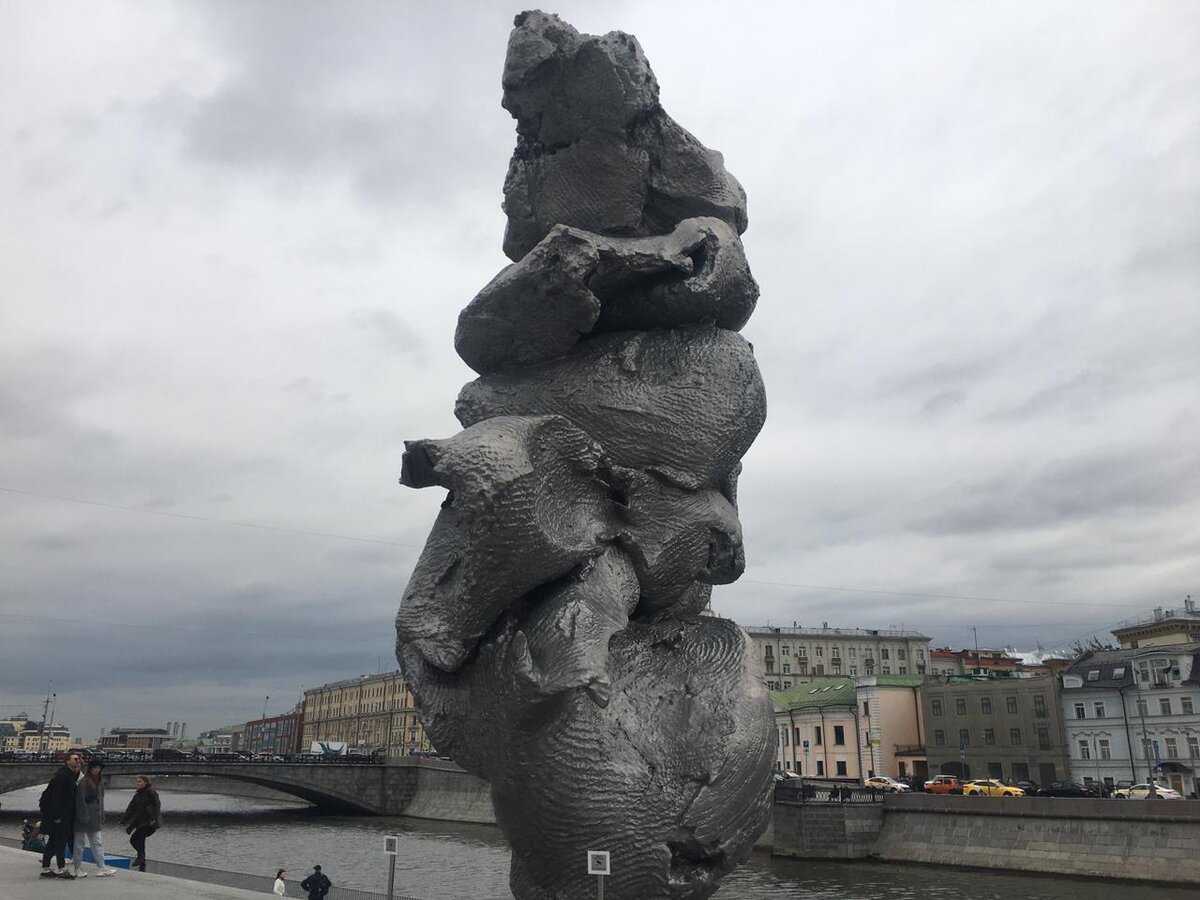 "Глина..." с другой стороны. Вид на Малый каменный мост.