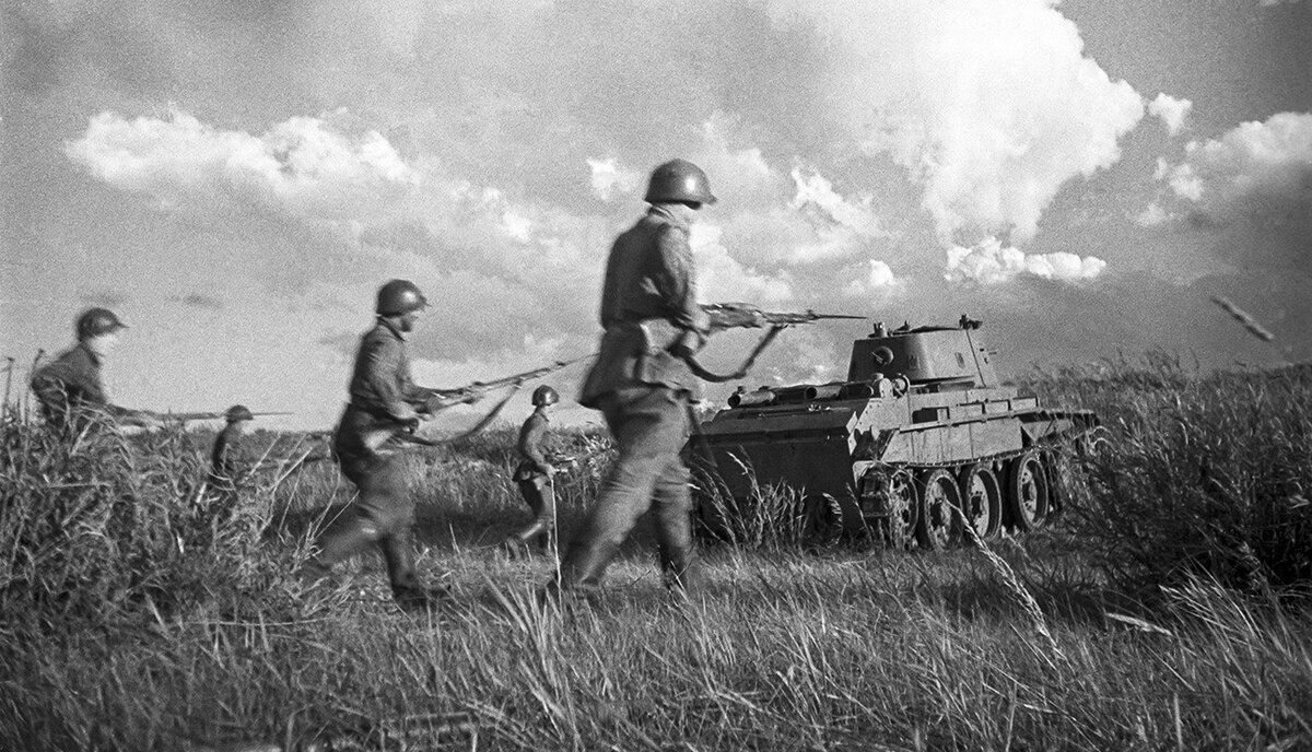 Бойцы РККА под прикрытием танков ведут бои за Халхин-гол, 1939 г.