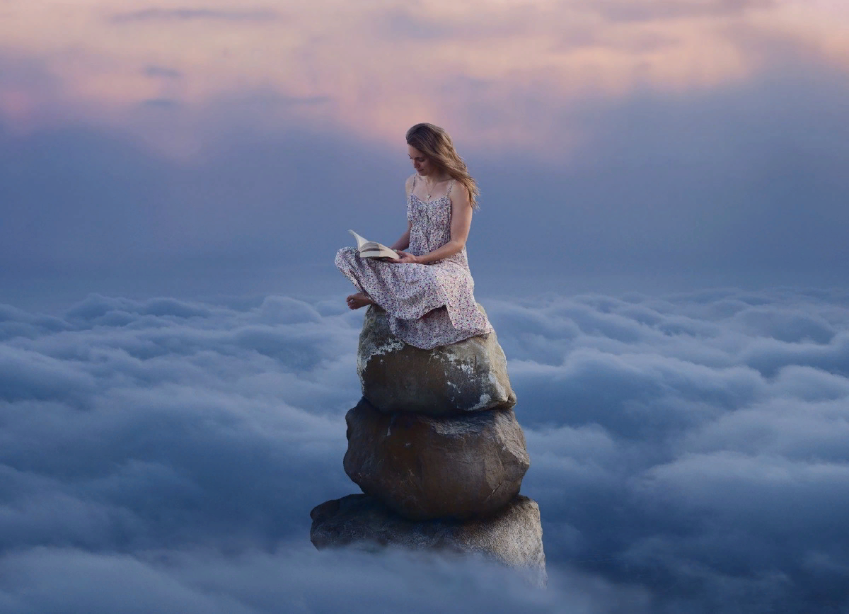 Видео о смысле жизни. Девушка на скале. Мудрые высказывания в стихах. Спокойствие. Девушка сидит на скале.