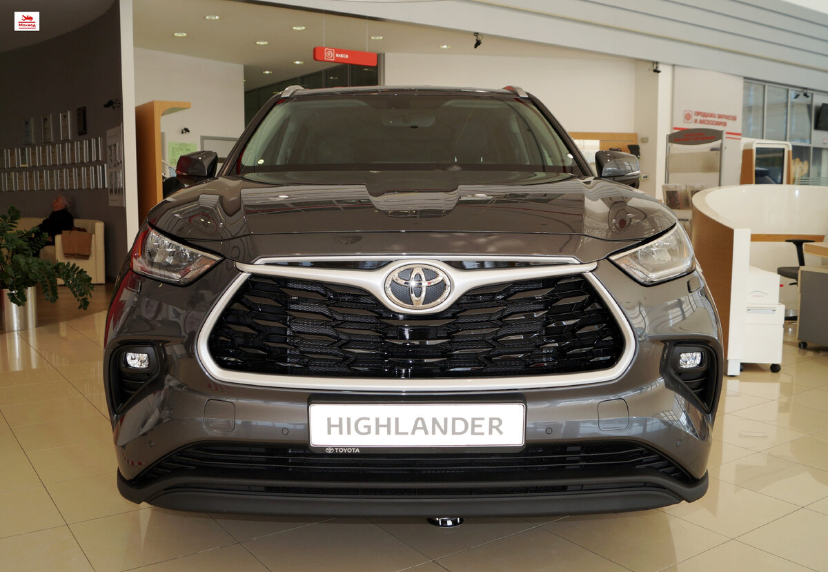Вид спереди Toyota Highlander IV