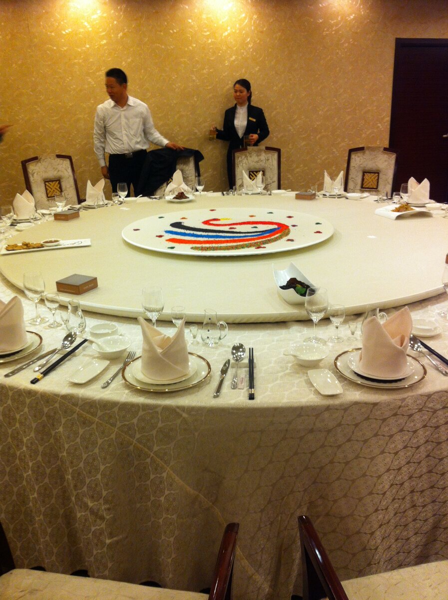 Здесь хорошо видна конструкция  стола.