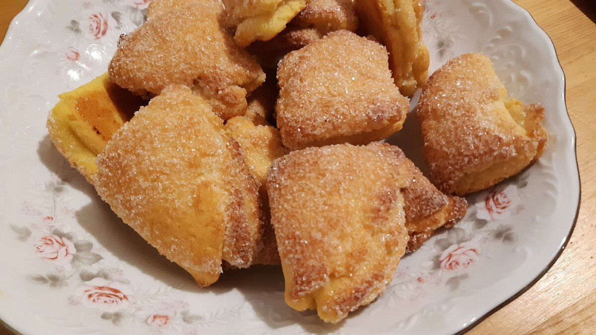 Творожное печенье ушки с сахаром