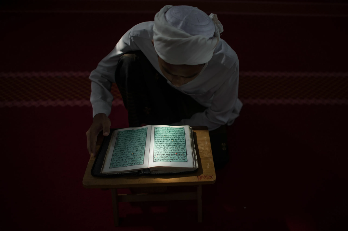 Послушать мусульманский. Чтение Корана. Изучаем Коран. Чтение Корана в мечети.