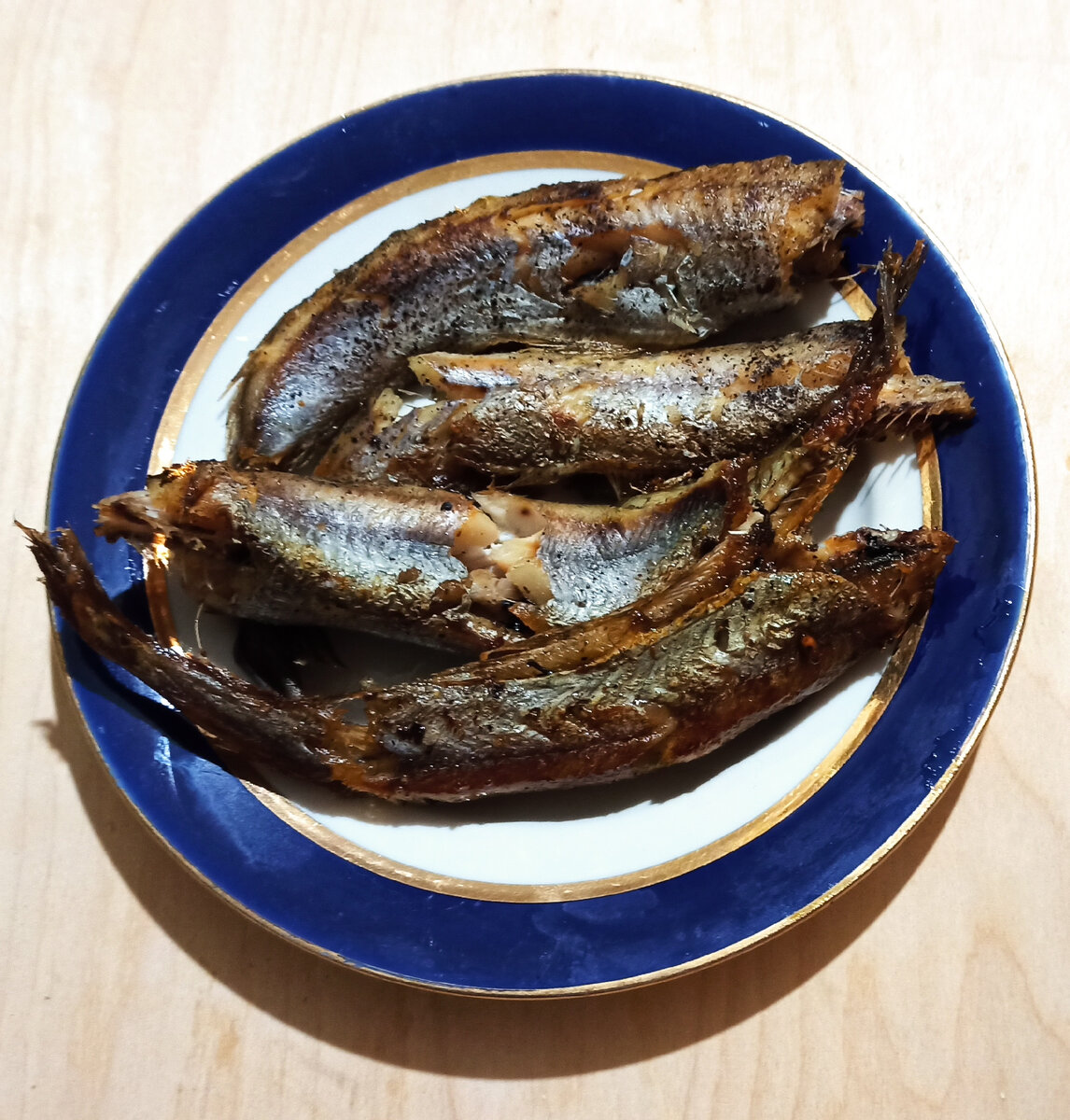 Вспомним привокзальное кафе СССР, 1980,  плюс жидкий кофе , яйцо с майонезом и  на троих)