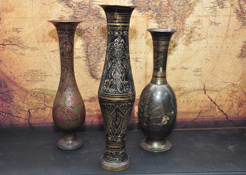 Красота старинной работы, сегодня привлекает все больше внимания. Особенной ценностью пользуются антикварные вазы. Такие изящные и хрупкие на вид аксессуары, прекрасно вписываются в разные стили интерьера, начиная от классики, заканчивая современными модерн и лофт. Эти предметы вне времени и модных тенденций, их актуальность не уменьшается со временем, наоборот с годами, становятся все дороже и дороже.