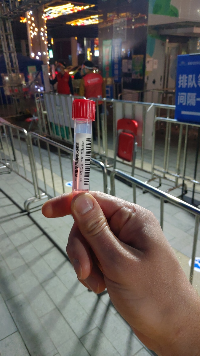 Первому из десятка достаётся почётная роль пробирконосца!