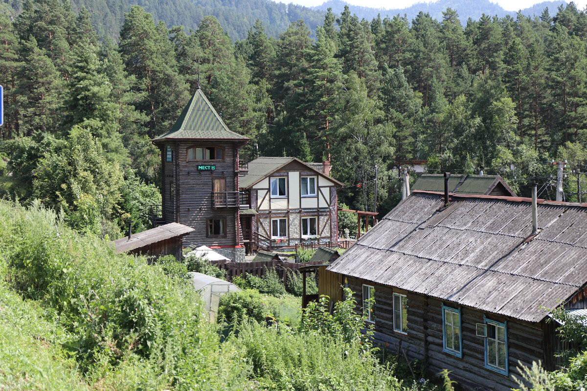 Усть-Муны́ — село в Майминском районе Республики Алтай, административный центр Усть-Мунинского сельского поселения.