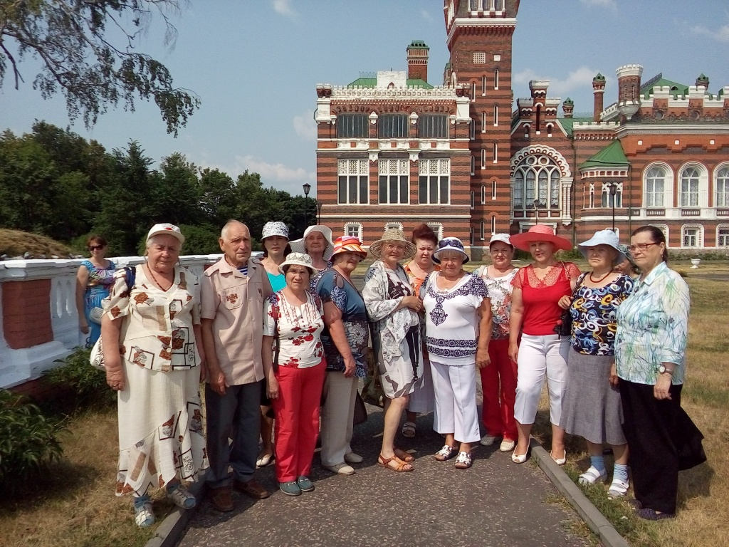 Пенсионеры санкт петербурга. Экскурсии для пожилых. Пенсионеры на экскурсии. Туризм для пожилых. Пенсионеры за границей.