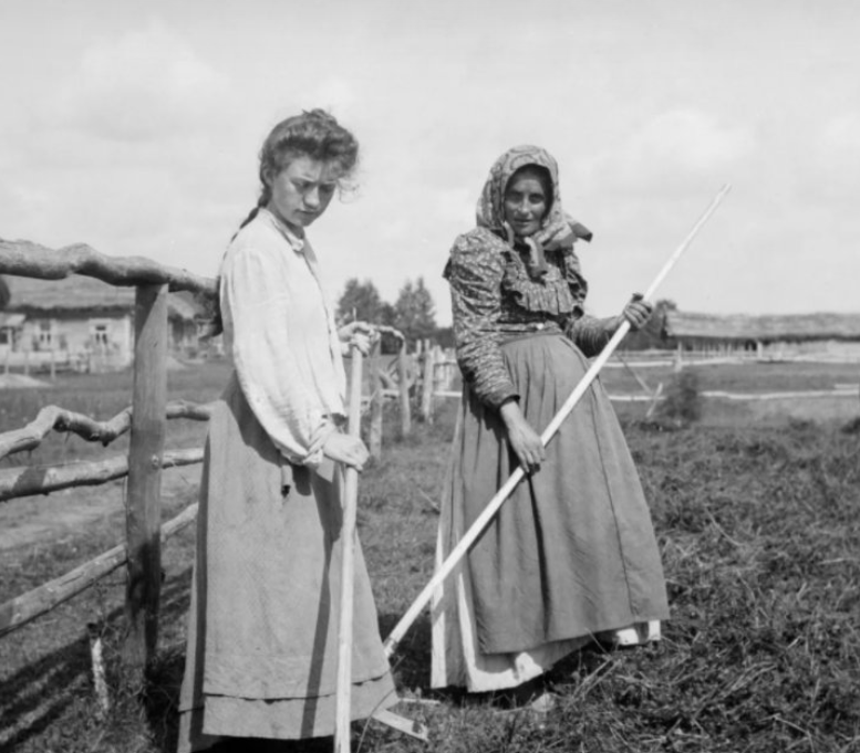 Крепостные девушки-крестьянки работают