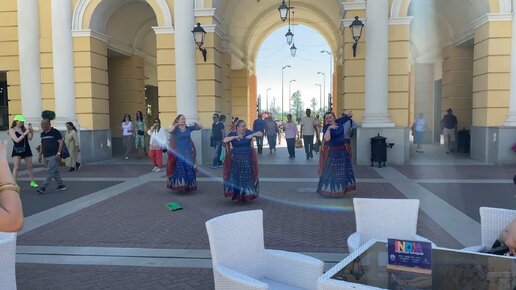 Индийские танцы в нашем Аутлет Виладж (эх, юбка все испортила 😁)