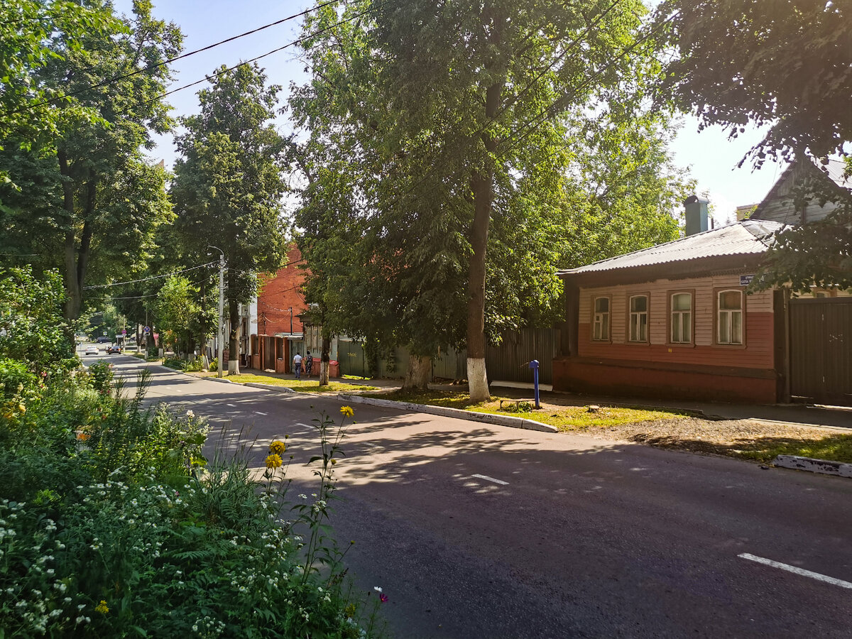 Улица Карла Маркса между проспектом Ленина и Большой Зеленовской улицей. Кстати, здесь есть водопроводная колонка.