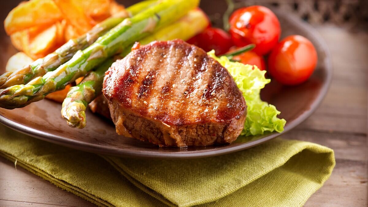    Говяжий стейк с овощами© Depositphotos / Subbotina