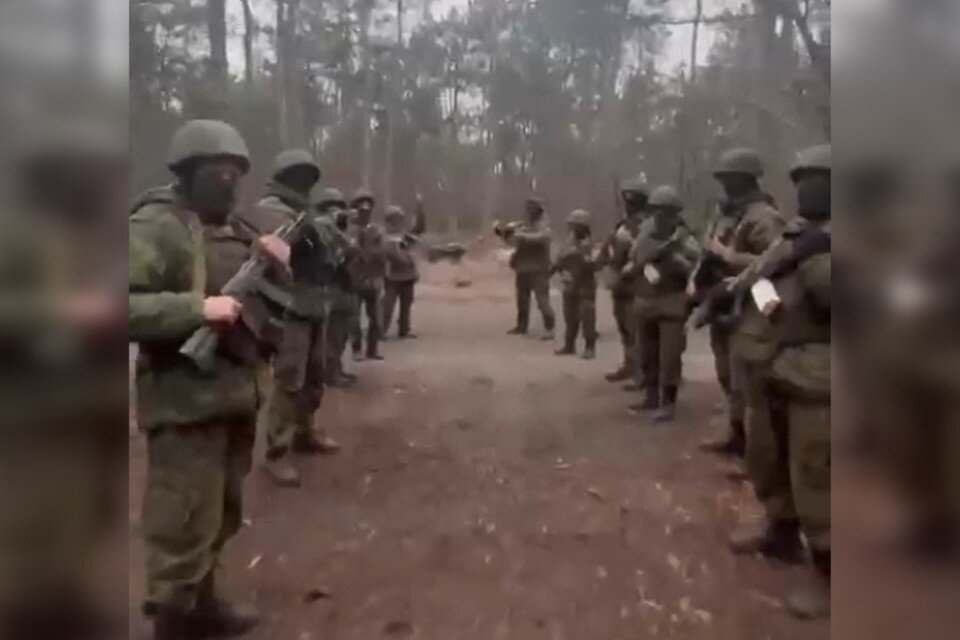     Российских военных так растрогали подарки крымских кадетов, что они записали ребятам ответное видео. Фото: скриншот из видео