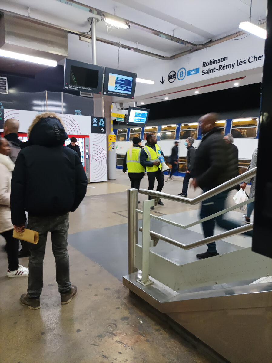 Вот эти сотрудники с рупорами