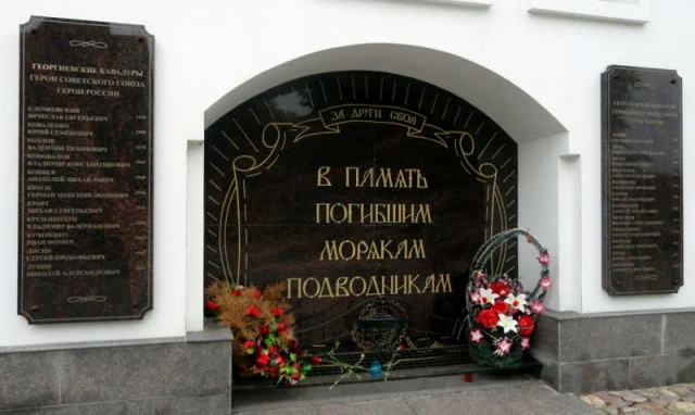 2001, 16 сентября - В Курортном районе Санкт-Петербурга, на берегу озера Разлив открыта и освящена православная часовня святителя Николая в память всех поколений подводников.
