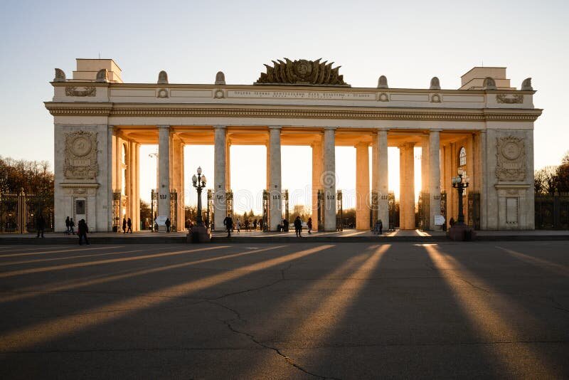 Центральный вход в Парк Горького. Фото с сайта: https://www.dreamstime.com