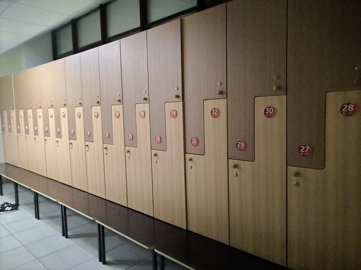Раздевалка. Мой шкафчик был 27)