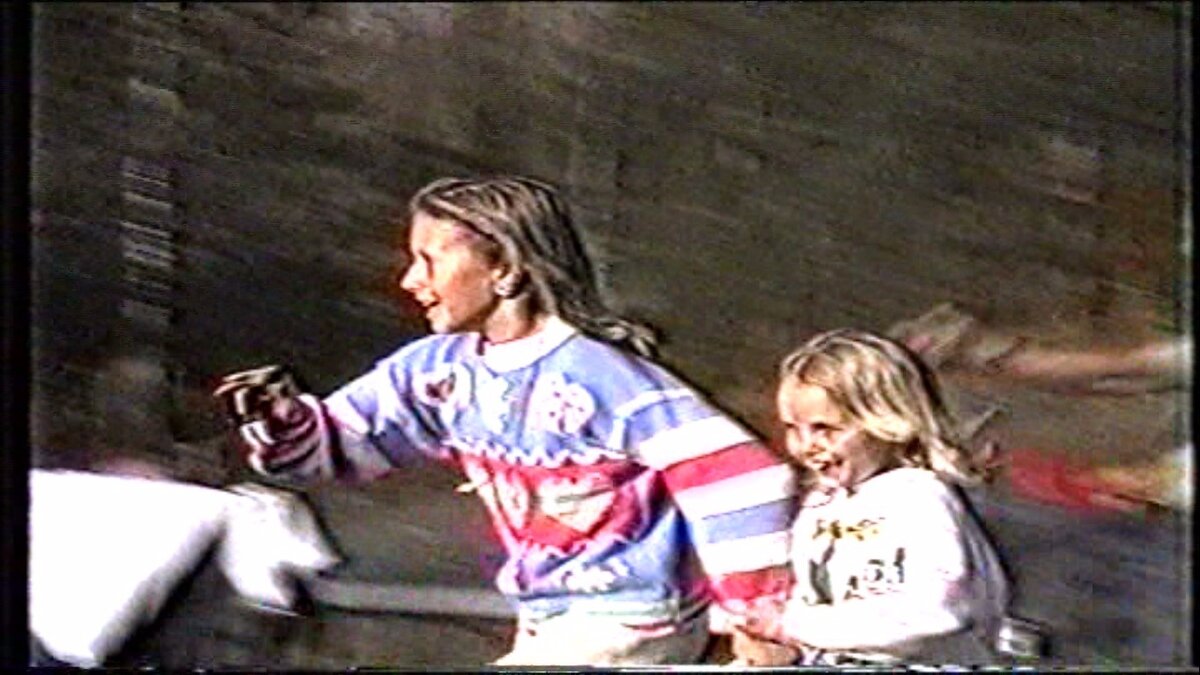 Видео было продано анонимному покупателю в 2015 году. Теперь, человек купивший пленку хочет продать ее цифровую копию. 