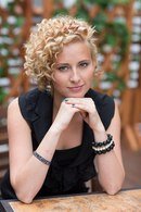 ☀Давайте знакомиться с вами ,  кто меня знает можно и не читать 😁 моя история началась с 9 класса.  Я работала моделью и всегда нравилось смотреть на профессионалов своего дела,  как создают макияж и причёски.  По этой причине я поняла,  что больше не готова быть куклой...  А очень хочу сама творить..  Так я пришла в эту индустрию красоты. Поступила в колледж парикмахерского искусства.  За тем очень хотелось учится в Лондоне,  на первые заработанные и накопленные деньги поехала туда 🙋 Там я получила такой заряд💞  По возвращению пошла работать в крупную компанию #paulmitchell технологом.  И тут было море информации и коллег 💇 Как раз в этот период встретила мужа и тут появилась самая прекрасная дочка 🐣 
Теперь  я занимаюсь любимым делом и семьёй👨‍👩‍👧Конечно учёбу в своей профессии я не закончу и сейчас иду только в перед.  P. S. Если вам понравилось напишите💓💓💓 Вы всегда воплощаете свои мечты  ?