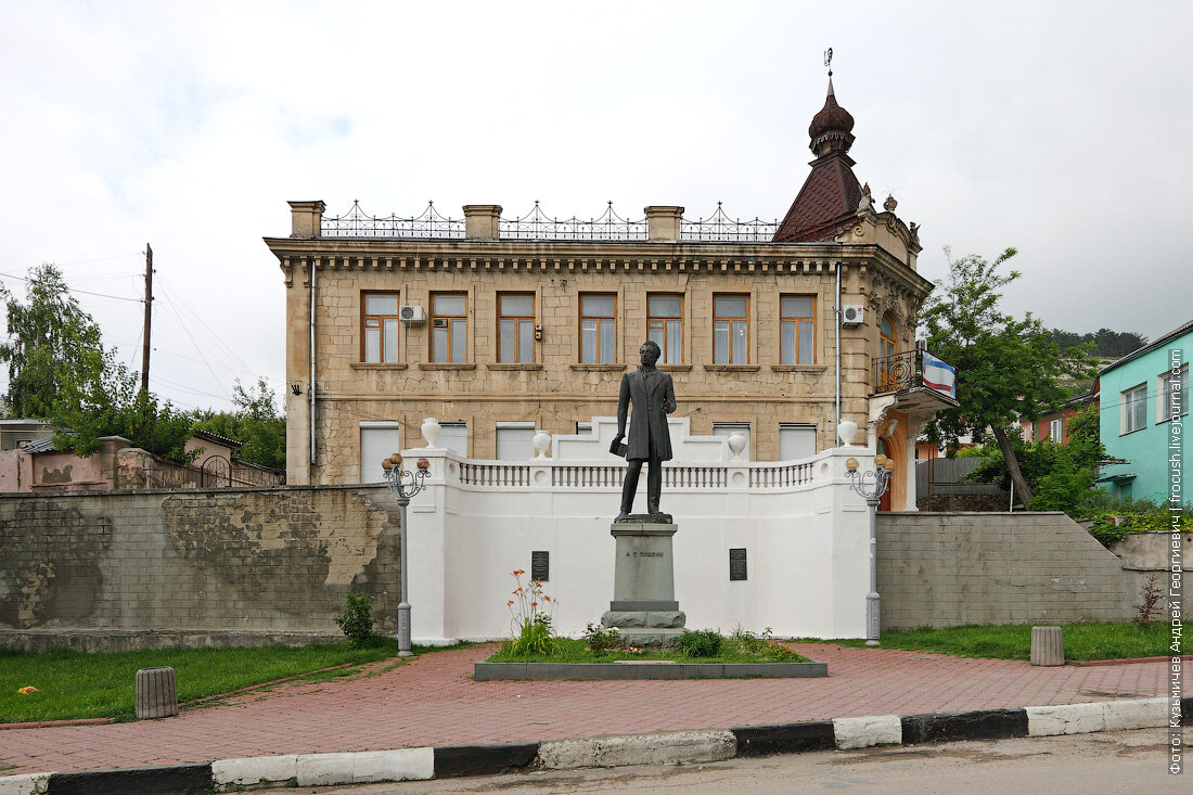 Бахчисарай ул ленина. Памятник Пушкину в Бахчисарае. Памятники Бахчисарае в Бахчисарае. Памятник Пушкину у фонтана в Бахчисарае. Памятник Пушкину в Бахчисарае у Ханского дворца.