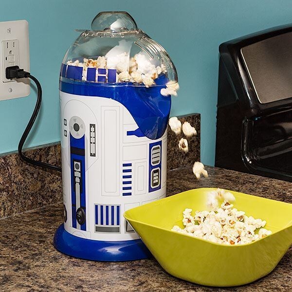 Всеми любимый R2-D2 умеет многое и, как оказалось, он может готовить попкорн. Внутри у него установлен нагреватель, который превращает зерна кукурузы в лакомство, идеально подходящее для просмотра фильмов. Цена: около 2300 рублей, продается на eBay