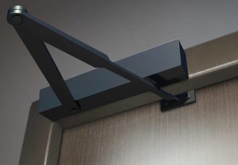  Доводчики этого типа ставятся на калитках и входных дверях