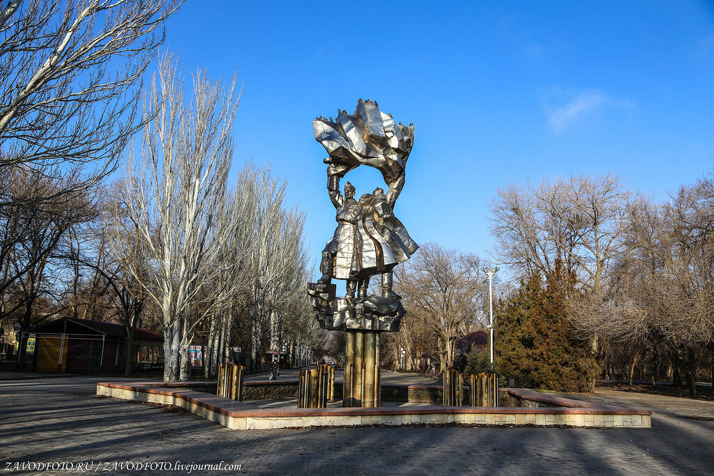 Ростовская область волгодонск. Парк Победы памятники в Волгодонске. Памятник в парке Победы Волгодонск. Фонтан в парке Победы Волгодонск. Памятники в Волгодонске в парке.