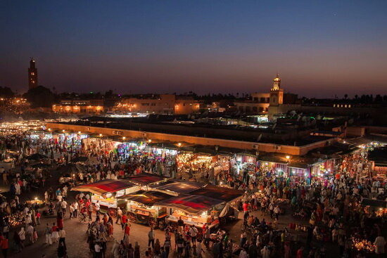 Площадь Джэмаа-Эль-Фна в Марракеше

Это место расположено в самом центре культурной столицы. В средневековые времена здесь казнили провинившихся подданных, а головы выставляли на всеобщее обозрение.  
