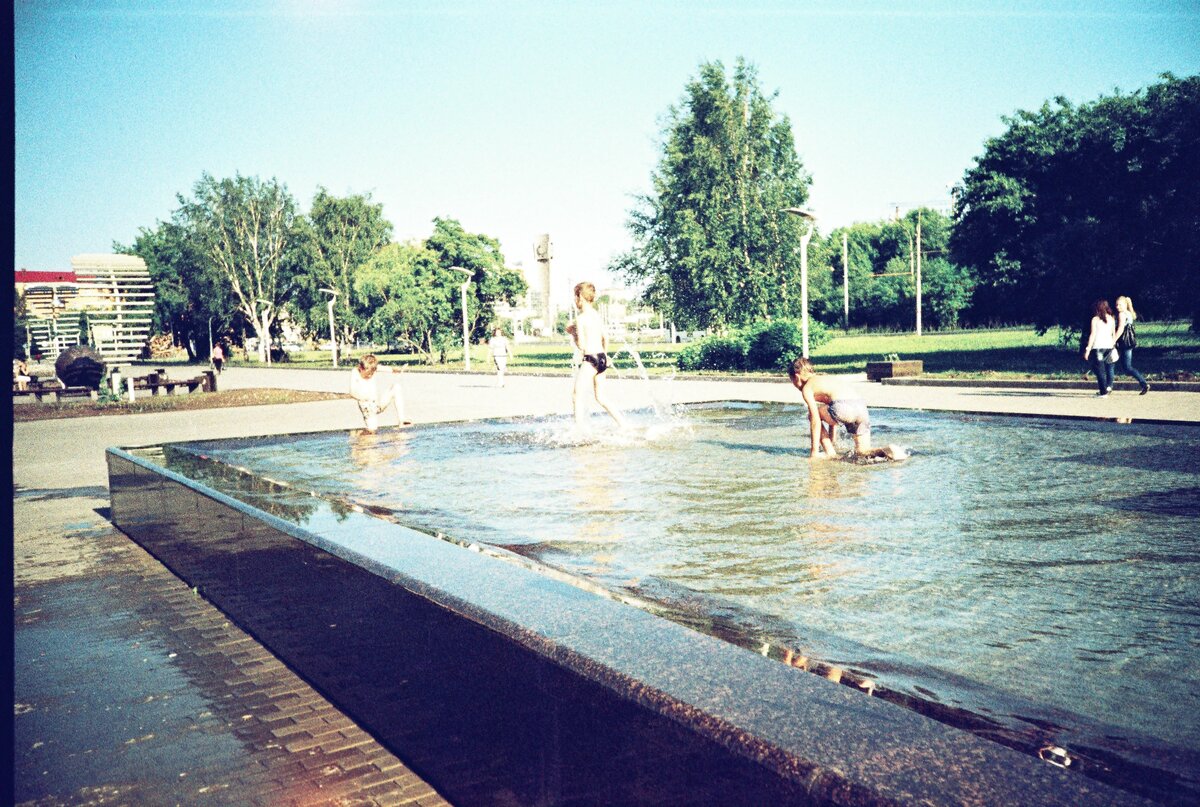 Сад камней. Вдалеке за деревьями спряталось сооружение из бревен в виде буквы "П". Та самая "табуретка".