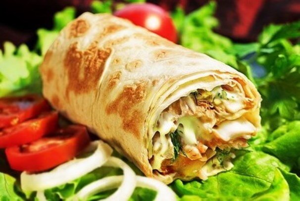 В этом рецепте используется сыр твердый. Но можно взять и плавленый сырок, тоже будет вкусно. Если нет пекинской капусты, можно сделать шаурму со свининой и с белокочанным овощем.