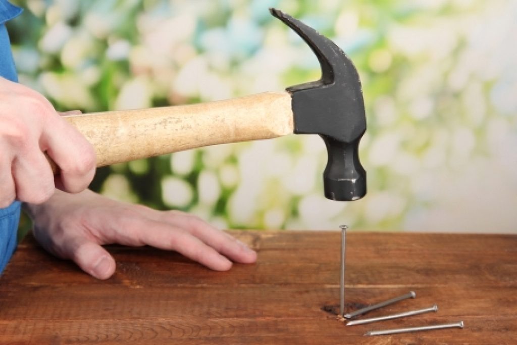 Забивание гвоздей