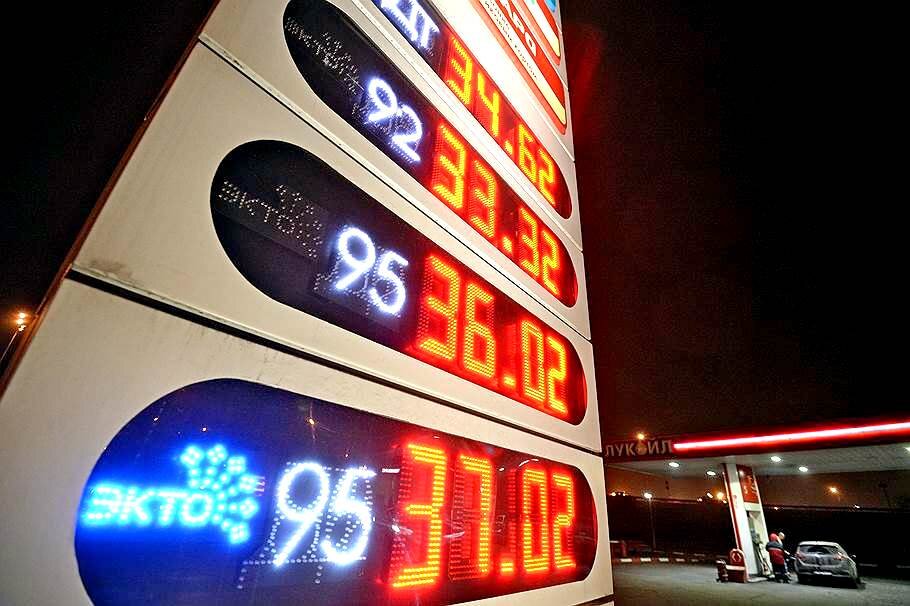 Бензины 2015. Бензин в 2015 году. АИ 92 В 2015. Цены на бензин в 2015 году. Цена бензина 2015г.