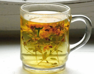 В народной медицине многим известна сода в качестве природного антисептика. Большинство людей ее использует в качестве средства от изжоги, так как она способствует нейтрализации в желудке лишней кислоты.