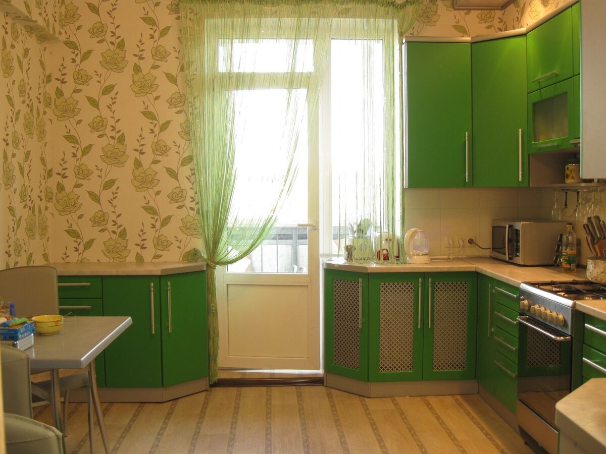 Маленький кухонный гарнитур с зелеными обоями