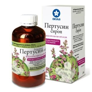 Пертуссин имеет форму сиропа – это густая сладковатая жидкость темного коричневого оттенка, имеет характерный растительный запах и приятный привкус.
 Выпускается препарат во флаконах по 50 мл или 100 мл из темного стекла для защиты от солнечных лучей, с инструкцией в комплекте. Чтобы удобно набирать нужную дозу в упаковке вместе с сиропом имеется мерная ложечка.
 Еще одна форма выпуска – это раствор. Он отличается меньшей концентрацией сахарозы, не имеет спирта в составе. В связи с этим средство назначается детям любого возраста и пациентам с сахарным диабетом.