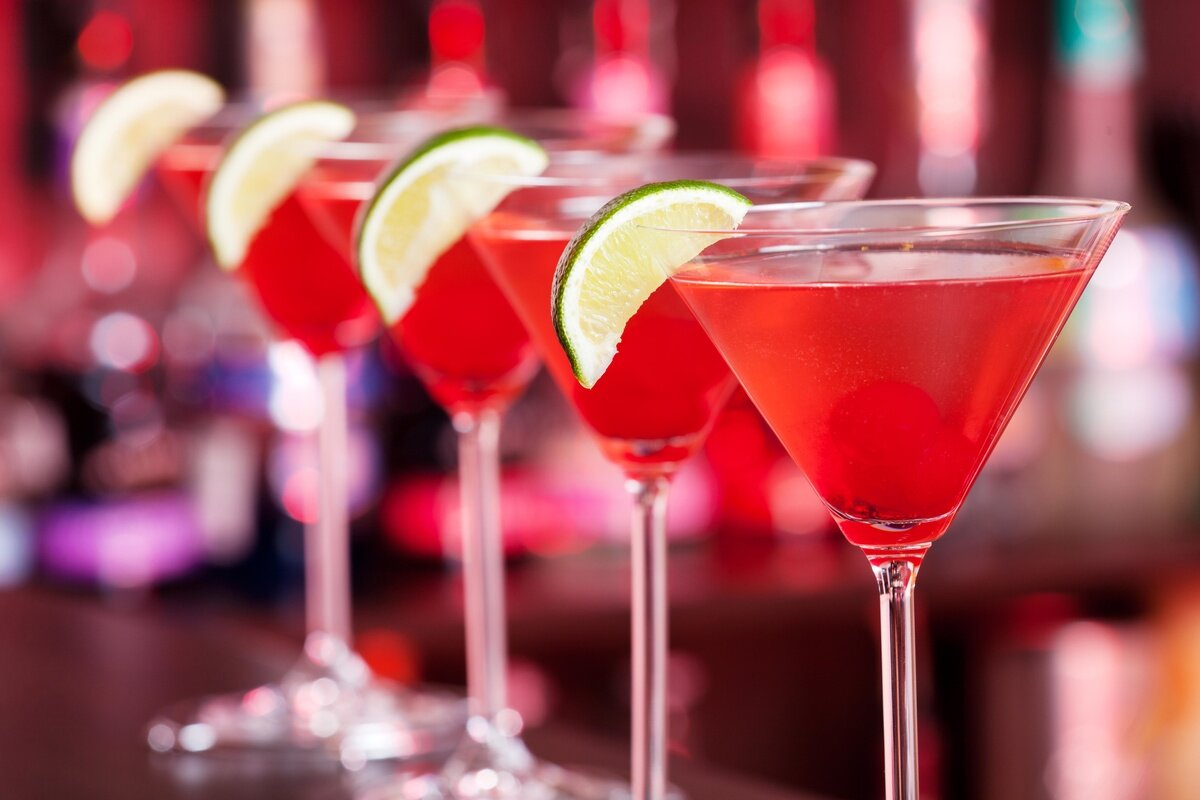 Украсить этот коктейль можно, как долькой лайма и лимона, так и просто цедрой этих фруктов.