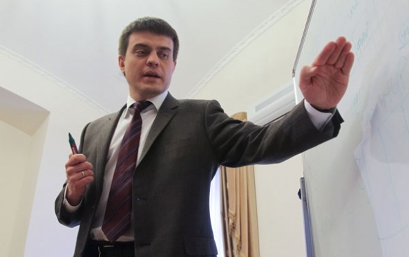 Г-н Котюков в двояком положении. С одной стороны, вроде бы трансформационный период и достаточно льготный режим требований к науке в «майском указе» должны несколько обезопасить его. С другой стороны, как только посыплются первые результаты других ведомств, все обратят внимание на научно-технологическую базу прорыва и ключевое министерство – Миннауки с его молодым министром.  
Новый министр науки и высшего образования четко обозначил траекторию выстраивания отношений – с университетами и высокотехнологичными компаниями. Ключевым инструментом станет отработка механизмов финансирования. Почему здесь не упомянута РАН? Всё просто – она больше не нужна. Научные институты поступают в ведомство Миннауки, которое теперь может обеспечивать полноценное управление их деятельностью. Академия наук теперь останется исключительно совещательным органом, к которому будут обращаться тем меньше, чем больше он будет протестовать против тех или иных действий. 

Простой пример – «Клуб 1 июля». Если ранее группа недовольных реформой РАН выступала против ФАНО, осуществлявшем только административно-хозяйственное управление институтами, то теперь любая критика будет в адрес Миннауки и высшего образования – единого ведомства науки, технологий и инноваций. И более в нем никто бунтующих стариков слушать явно не захочет.

Перед г-ном Котюковым среди ключевых стоят действительно методологические проблемы организации управления научной сферой. Если он справится с ними – сможет запустить работу и организовать тот самый научно-технологический прорыв. Тот трамплин, в начале которого он находится, вполне способен привести его в кресло премьера в обозримом будущем.