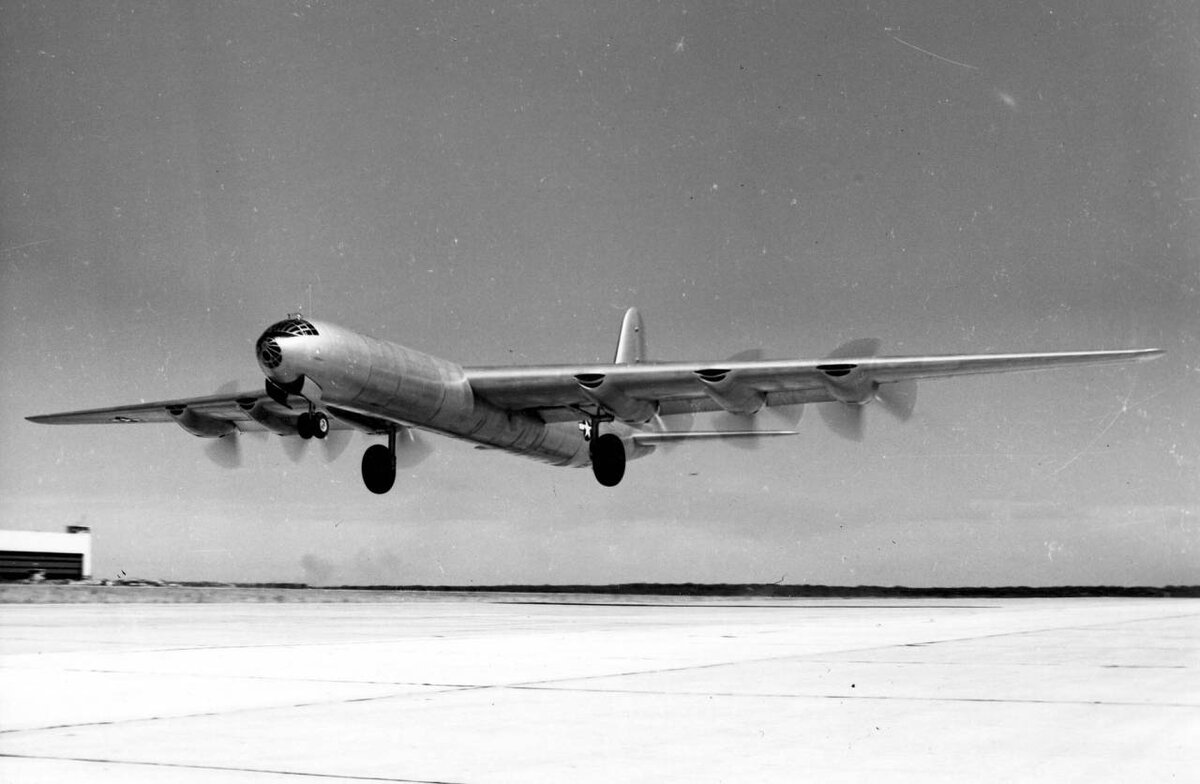 Американский стратегический бомбардировщик Convair B-36, получивший неофициальное название «Миротворец» (англ. Peacemaker), во время взлёта. Является самым большим по размаху крыла и высоте построенным бомбардировщиком за всю историю военной авиации. Credit: USAF.