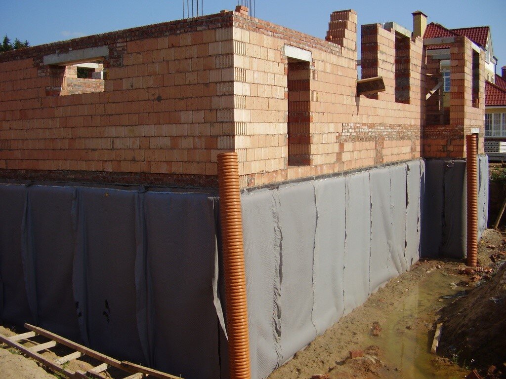 Правильно выполненная дренажная система спасет дом от подтопленияПристенный дренаж необходим, если дом возводиться на участке с высоким уровнем грунтовых вод, с глинистой почвой, суглинком или при капиллярном увлажнении почвы.