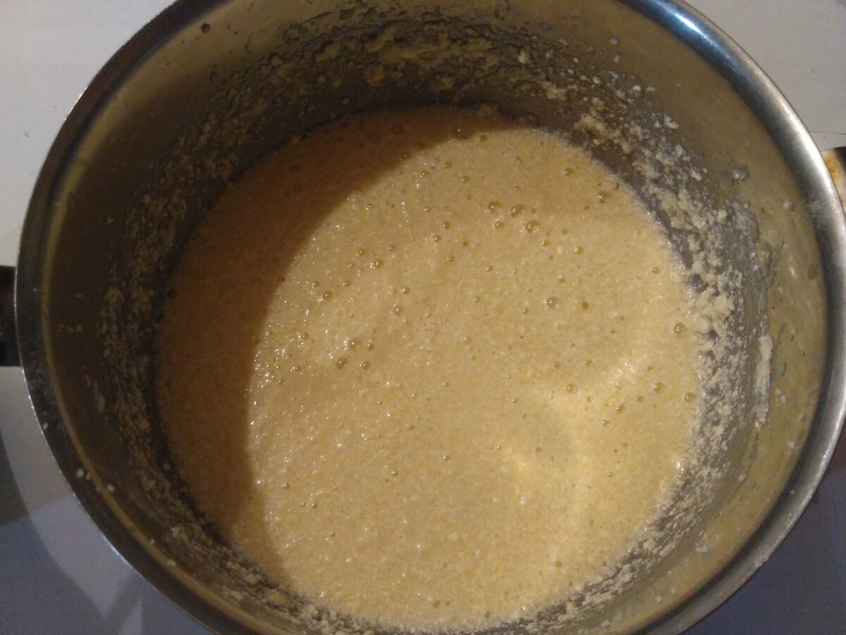 В ёмкость засыпаем сахар и мягкий маргарин, перемешиваем миксером. При отсутствии миксера соединяем ингредиенты венчиком или вилкой. Потом добавляем молоко, разрыхлитель и яйцо. Если имеется ванилин, то при желании добавляем. Аккуратно, но качественно перемешиваем.

