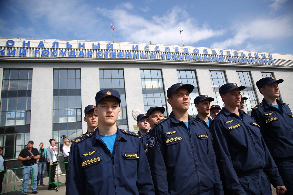В Иркутском национальном исследовательском техническом университете (ИрНИТУ) состоялось торжественное посвящение в курсанты. На военную кафедру в этом году вуз зачислил 108 человек. Всем им вручили погоны.
