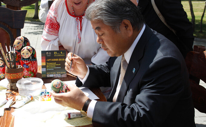  Летом 2010 года мэр японского города Саппоро Фумио Уэда раскрасил матрешку в центре Новосибирска. Фото Аркадия Уварова