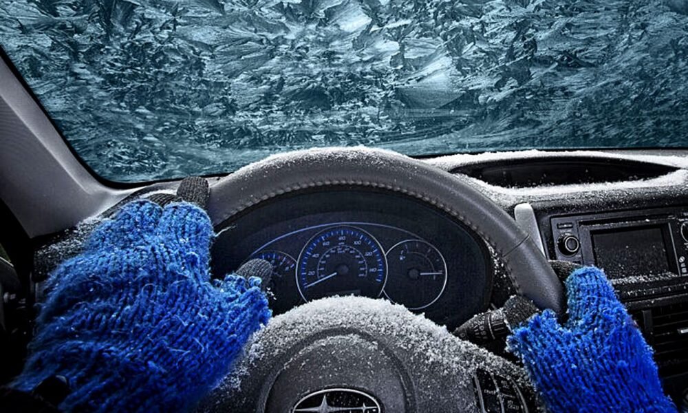 Наступили холода, перед нами встает вопрос «стоит ли прогревать двигатель, или можно начинать движение сразу после запуска двигателя?» Прогрев мотора зимой считается необходимым для понижения степени его износа. Почти все современные авто не нуждаются в прогреве, но зимы бывают разные. Масло все же нужно прогреть до рабочего состояния. В неприятном случае оно не станет успевать стекать, вследствие этого в двигатель станет попадать воздух. Это вызовет увеличение износа поршней и цилиндров, и в целом ускорит необходимость ремонта мотора. Не смотря на это при прогреве двигателя в зимнее время заметно увеличивается расход топлива. Сколько времени прогревать  двигателя в зимнее зависит от температуры воздуха. Длительный прогрев двигателя может негативно сказаться на сроке службе двигателя. Не стоит добиваться согрева масла до рабочей температуры двигателя, достаточно понизить его вязкость.   Инжекторным автомобилям достаточно прогреть двигатель всего в пару минут, а для карбюраторных двигателей немного подольше. Во всяком случае при движении масло начнет согреваться. Главное не поднимать больших оборотов.  Прогрев двигателя необходим не только моторного масла. Во время холостого хода все жидкости, размораживаются стекла. Через несколько минут после запуска двигателя необходимо включить печку на малые обороты для отогрева стекол. Прогрев двигателя зависит от температуры воздуха. В случае если температура на улице не превышает  0°, то для прогрева достаточно всего 1-2 минутки холостого хода. При снижении температуры на любые 10° к этому количеству добавляется приблизительно 2 минутки. К примеру, в случае если на улице не меньше -20°, то прогрев не обязан быть короче 5 минут. 
