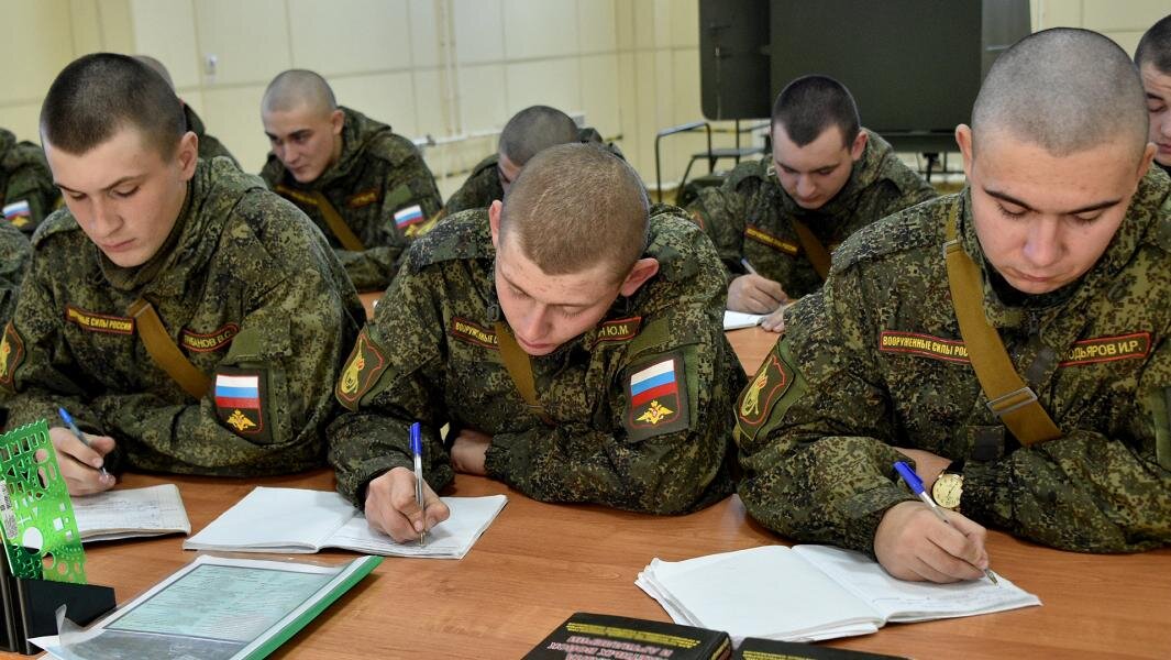 Офицерам, вне зависимости от их специальности, дадут методички, чтобы они обучали финансовой грамотности своих подчиненных. Фото: ИЗВЕСТИЯ/Павел Кассин