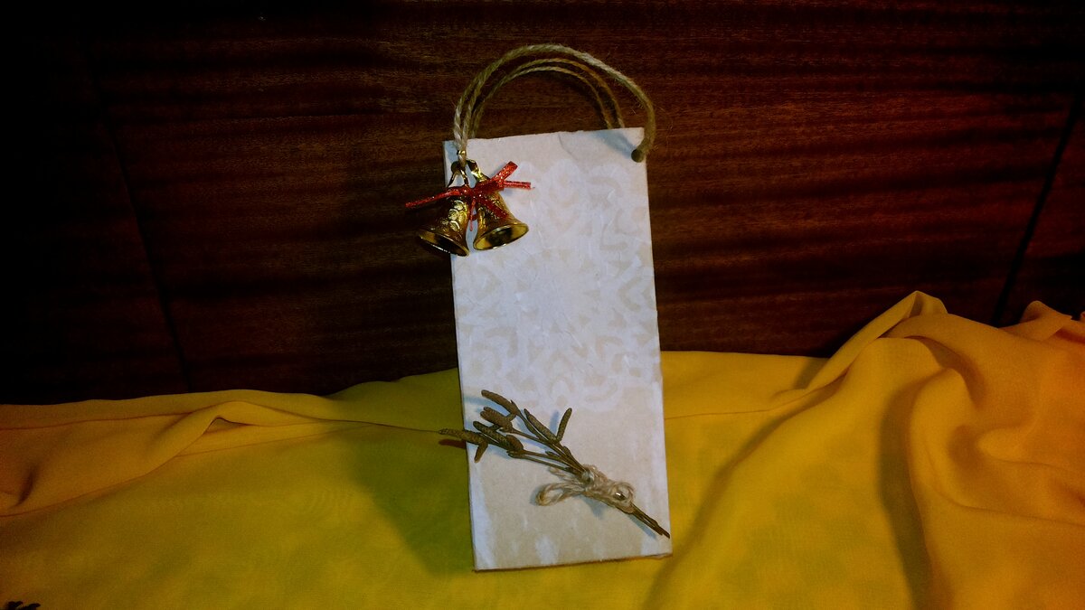 Фотография не передаёт всей красоты и нежности снежинки из одного слоя салфетки, приклеенной на ПВА декупажным методом. 