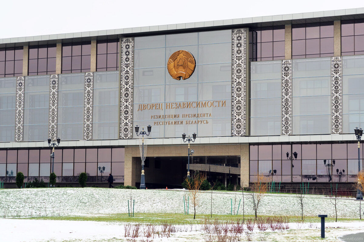  Прошло уже четыре дня с моего возвращения из увлекательного пресс-тура для представителей российских СМИ в братскую Республику Беларусь, об итогах которого мне ещё только предстоит рассказать, как в кратком обзорном посте, так и в многочисленных полноценных репортажах с посещенных предприятий, спортивных и культурных объектов, т.д. И прежде чем подводить какие-либо итоги, мне хочется начать с главного события этой поездки – большой встречи А.Г. Лукашенко с представителями российского медийного сообщества, прошедшей 14 декабря 2018 года во Дворце Независимости (белор. Палац Незалежнасцi) в столице Беларуси – городе-герое Минске.
