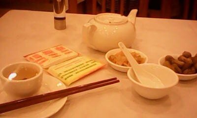Первые минуты за столом. Сразу приносят чай, орешки, палочки (фотография автора)