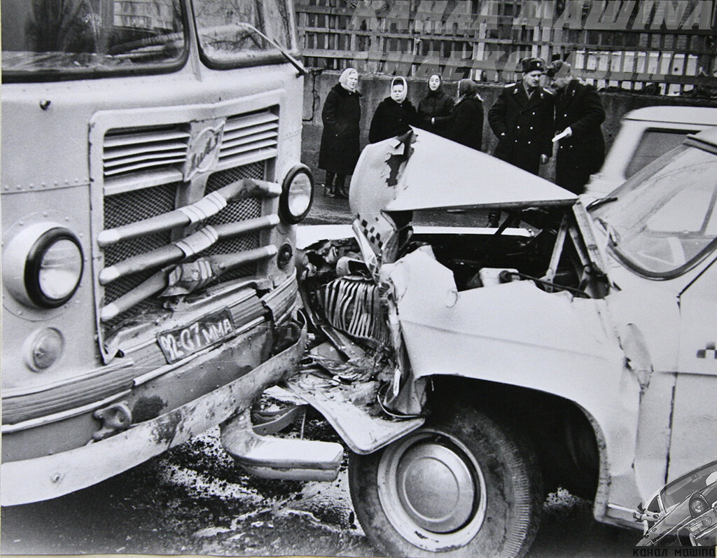 Столкновение автобуса ЗИЛ-158В и такси ГАЗ-21Т. Подобные инциденты – удар на малой скорости о легко деформируемое подвижное препятствие значительно меньшей массы – проходил для «сто пятьдесят восьмого» почти без последствий. Деформированы лишь элементы наружной обшивки, декор и кузовная фурнитура.