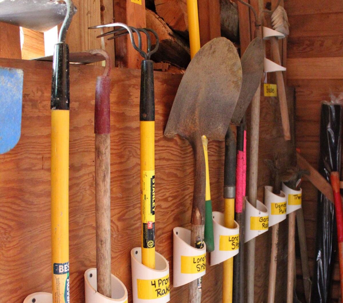 Хранение лопат в гараже