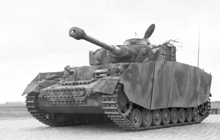 Pz.Kpfw IV Ausf. H с бортовыми и башенными экранами. Подобная модернизация стала отличительной чертой немецких танков и САУ того периода.
